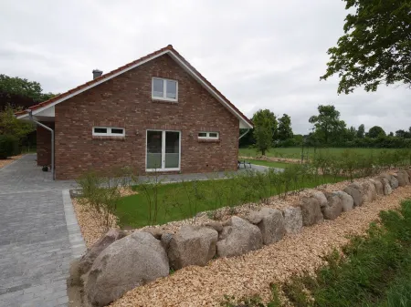 NEW BUILDING - Country house vacation with a near-natural garden near the Baltic Sea