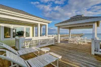Hot Tub, BeachFront, Island Center, Walk to Restaurants