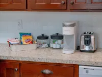 HISTORIC 1890s Rexburg Loft - 2 Q, 1 K Laundry, 2 blocks to BYUI, Clean & Fun!