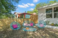 Close to the beach! Gulfport 2BD/1BA King Bed Oasis, close to it all in St Pete Nathan L White Sr Park 주변 호텔