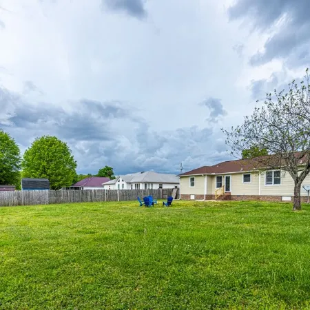 NEW! Fully stocked luxury home 5 min to I-65/I-72.