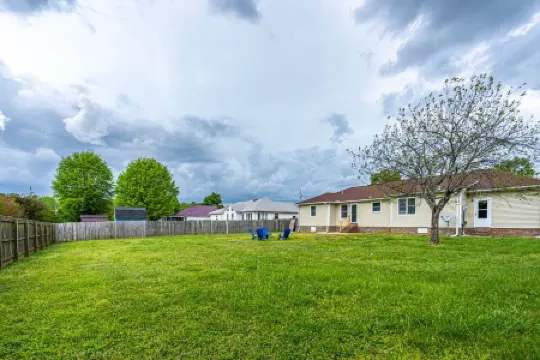 NEW! Fully stocked luxury home 5 min to I-65/I-72.