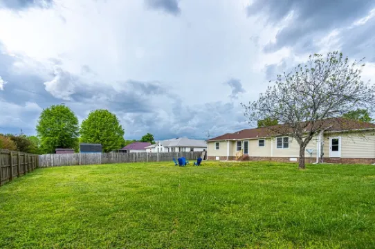 NEW! Fully stocked luxury home 5 min to I-65/I-72.