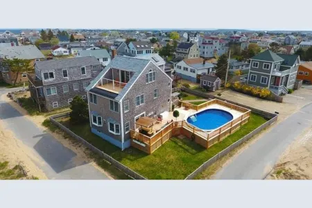 Magnificent Waterfront Home with Pool Отели рядом с достопримечательностью «Beach Access Point»