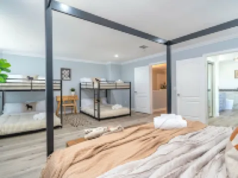 New Designer Home Monthly Stay Near Disney Universal Dtla and Beaches. Hoteles en El Monte