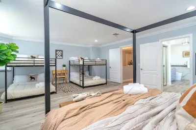 New Designer Home Retreat 16 ppl near Disney Universal DTLA and Beaches. Hotels near La Madera Community Garden
