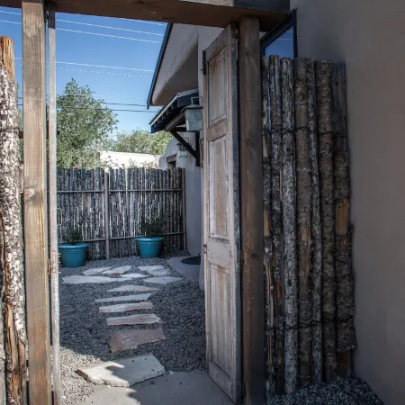 Clean & Comfy Casita with Super Fast WiFi, A/C, Private Patio and Parking.