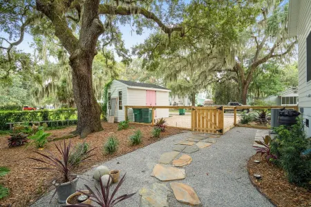 The Happy Place - Renovated + Walkable in the heart of Port Royal<br> Отели рядом с достопримечательностью «Парк Лайв Окс»