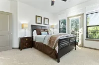 3 Story Townhouse in walking distance to Arlington's Entertainment District