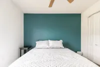 Quiet escape with pool and spa Hotels near Baker Mercantile