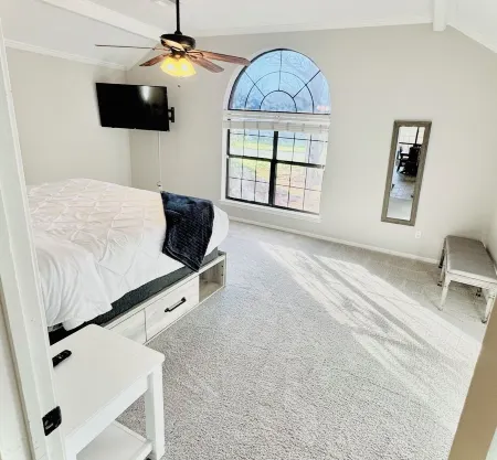 Backyard Oasis with Private Pool, SPA and Putting Green only 2 Miles from TAMU!