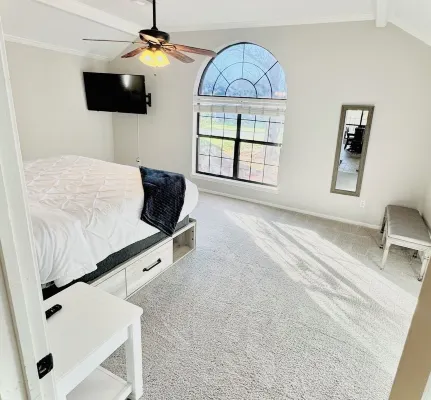 Backyard Oasis with Private Pool, SPA and Putting Green only 2 Miles from TAMU!