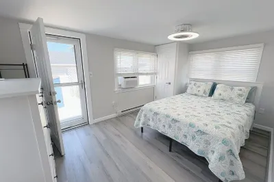 Classic Cottage 350ft from Seaside Heights Beach with Beach Tags & Parking Pass Hotels near Coin Castle