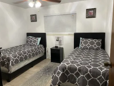 Private Duplex #1 - Houston Hobby/ClearLake/Galveston/Pasadena/Downtown Hotels near William P. Hobby Airport