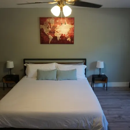 Flagstaff; Big house with Hot Tub Close to downtown, Secluded in the cool pines.