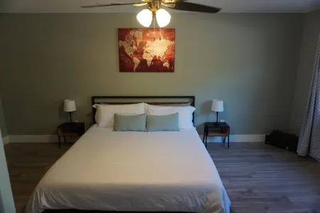 Flagstaff; Big house with Hot Tub Close to downtown, Secluded in the cool pines. Отели рядом с достопримечательностью «Обсерватория Лоуэлла»