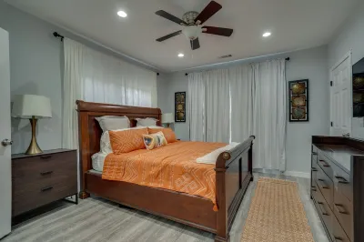 Stylish Bungalow near Bishop Art by RelaxSTR Các khách sạn gần Patriot Soccer Field