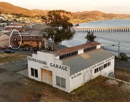 Oceanfront condo with PRIVATE deck. Pet friendly. Just a short walk to town. Отели в г. Каюкос