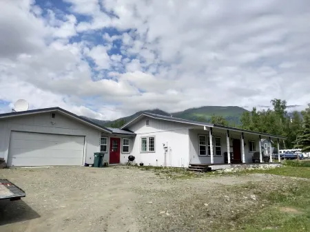 Hatcher Pass retreat for you and your four legged friends!