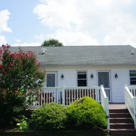 Spacious 2-bedroom cottage ideal for Scrapbooking and Quilting retreats.