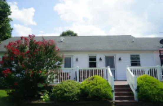 Spacious 2-bedroom cottage ideal for Scrapbooking and Quilting retreats.