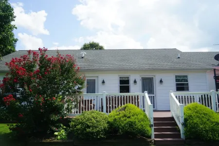 Spacious 2-bedroom cottage ideal for Scrapbooking and Quilting retreats.