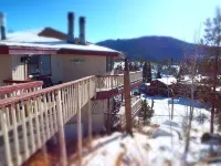 "THE ROUNDHOUSE" IN TOWN/360° LAKE & MTN VIEWS/2 DECKS/ SLED IN & OUT TO TRAILS Hotels near Quacker Gift Shop Grand Lake