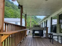 Trail Side Inn 4 bed 2 bath with trail access to 4 Hatfield-McCOY trails system