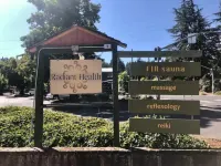 Friendly Alley Bungalow~Private Oasis Close to UO