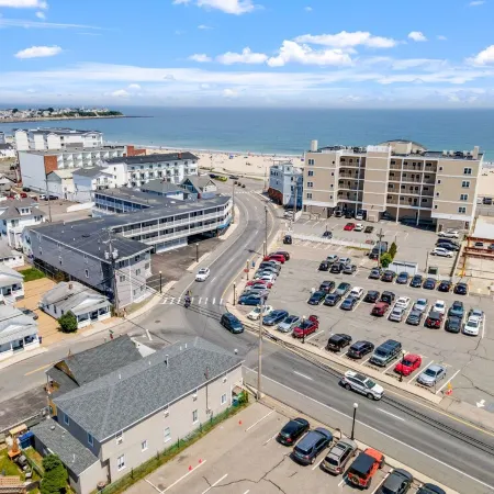 Attractive, updated 2-bedroom home, 5 min walk to beach, pets ok, onsite parking