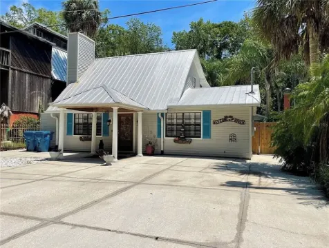 Main river home: Jon boat with trolling motor and hot tub!