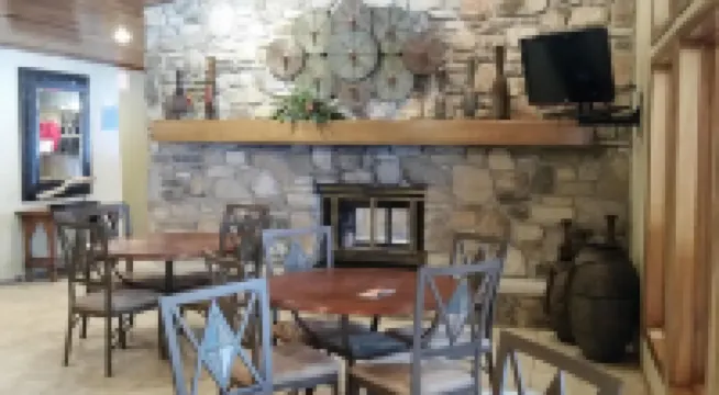 Stylish 2 bdrm 2 ba recently remodeled with many amenities for you to enjoy! - Wi-Fi