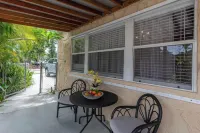 Tropical Vibes! Spacious 3BD/2BA, BBQ, Parking & more -10 min to Best Locations Hotels in Royal Palm Estates