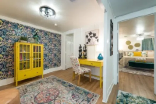 The Funky Flat-steps from Denton's nightlife!