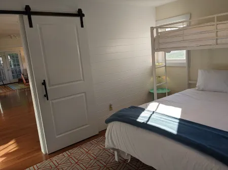 Cozy & bright getaway close to ski mountains and lake