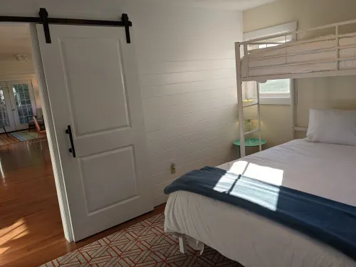 Cozy & bright getaway close to ski mountains and lake