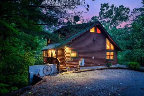 Located Directly Between Gatlinburg & Pigeon Forge -EV Chrgr🚙🪫🔌-Amazing Reviews🏅