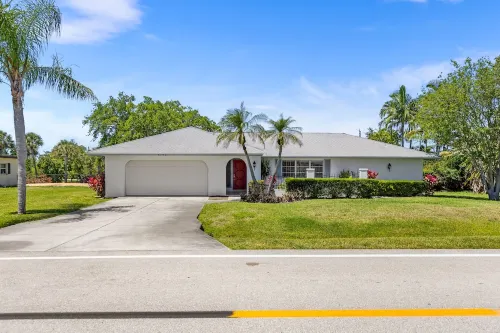 Charming & Comfy ~ Clean 5★ Location & Heated Pool Hotels in Cypress Lake