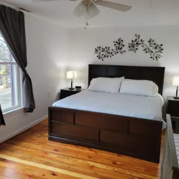 NEW Condo above bakery in Downtown Frankfort w/ Sunroom view of Betsie Bay! Отели в г. Франкфорт