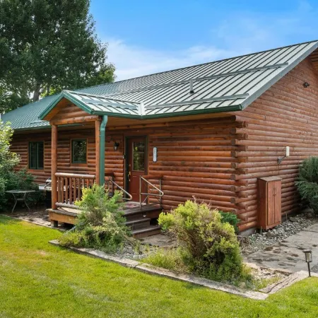 Moose Horn Lodge- A Clean Cabin for Families, Wedding Goers & Montana Adventures