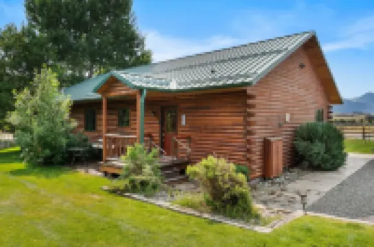 Moose Horn Lodge- A Clean Cabin for Families, Wedding Goers & Montana Adventures
