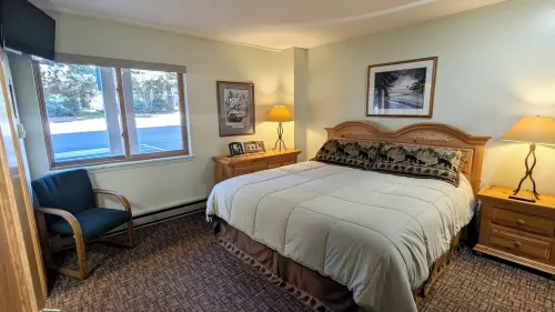 Spacious Condo w/ FREE WiFi, Parking, Heated Pool, Hot Tubs, Skier Shuttle,