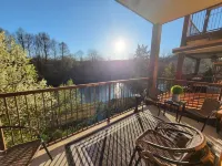 River Dreams- Serene Retreat close to Parkway but peaceful and quiet.