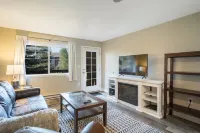 Beautifully renovated 1st floor condo just steps from Wildhorse Gondola