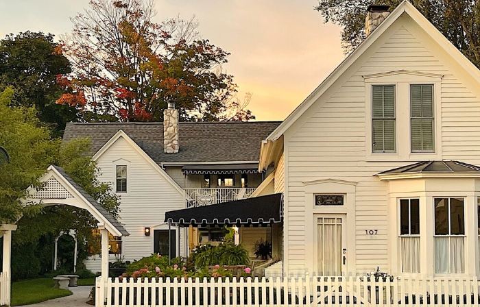 Downtown Charlevoix Boutique Cottage #1