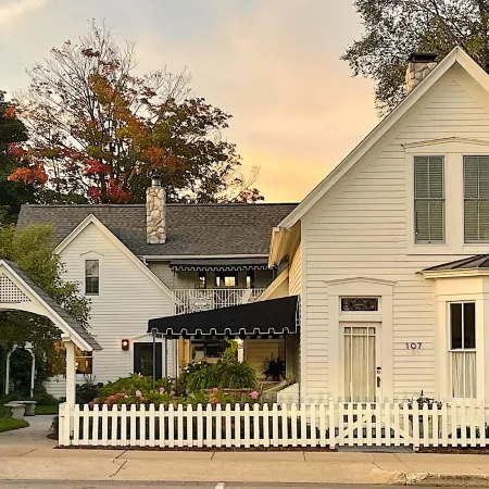 Downtown Charlevoix Boutique Cottage #1