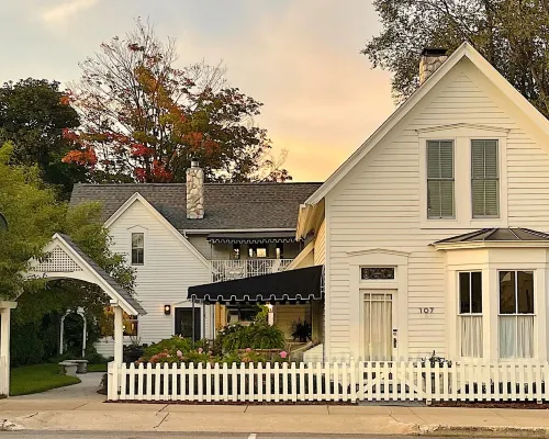 Downtown Charlevoix Boutique Cottage #1 Hotels in Charlevoix