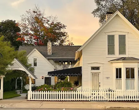 Downtown Charlevoix Boutique Cottage #1