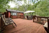 Historic Main St Wooded Bluff & Large Private Deck Luxury Lodging for Up to 6 - 4-Sterne