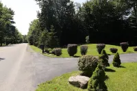 3-BR Mt. Pocono Getaway with Indoor fireplace on Serene Acreage